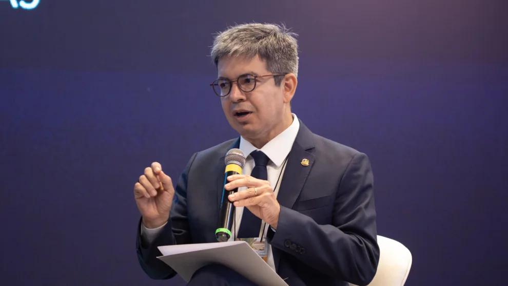 Briga contra taxação do setor de saneamento ganha apoio da base do governo