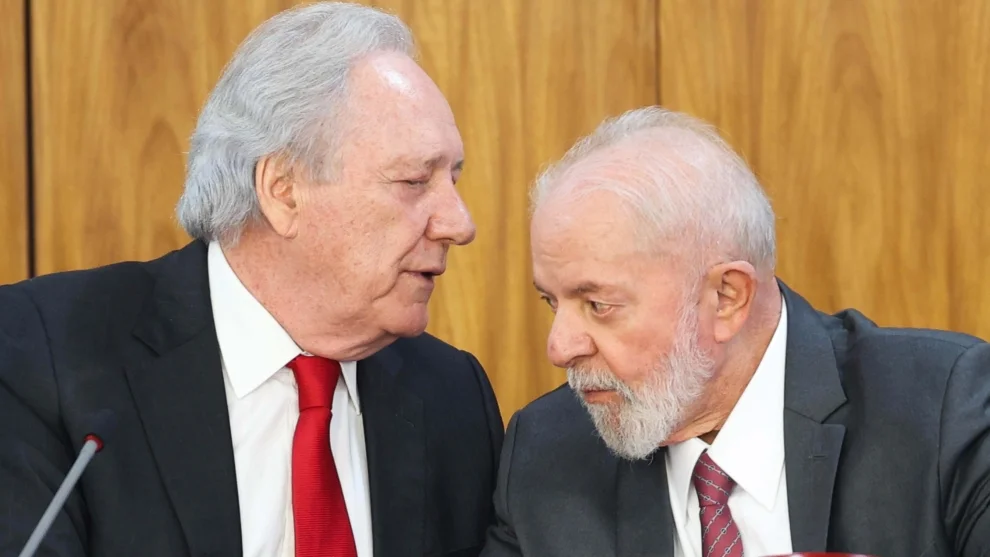 O presidente Luiz Inácio Lula da Silva conversa com o ministro da Justiça Ricardo Lewandowski