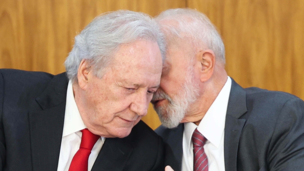 O presidente Luiz Inácio Lula da Silva conversa com o ministro da Justiça Ricardo Lewandowski