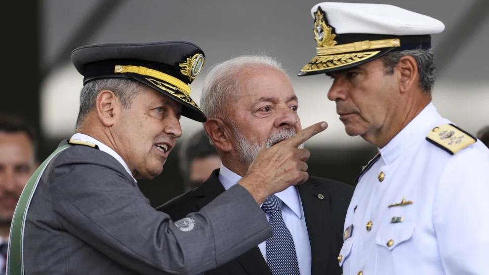 O presidente Luiz Inácio Lula da Silva, o comandante do Exército, general Tomás Ribeiro Paiva, e o Comandante da Marinha, Almirante de Esquadra Marcos Sampaio Olsen.