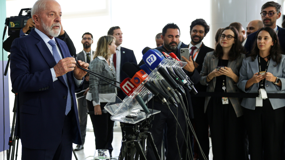 Lula dá entrevista a jornalistas no Palácio do Planalto