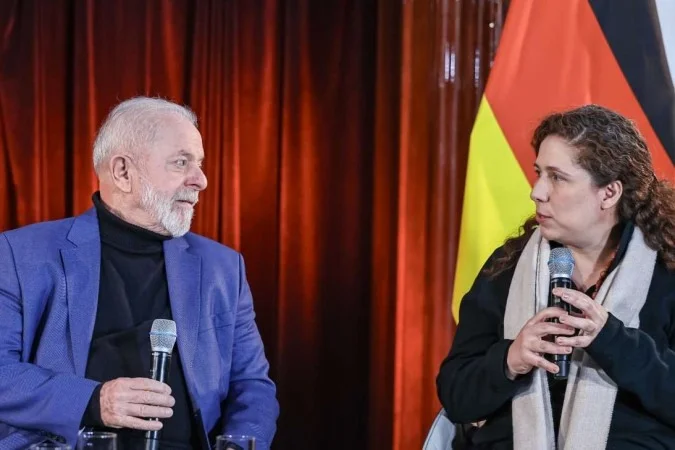 A ministra da Gestão e Inovação, Esther Dweck, com o presidente Luiz Inácio Lula da Silva