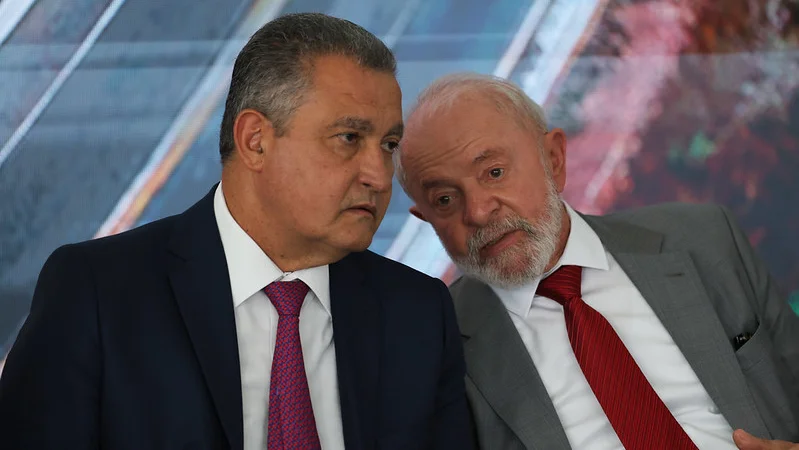 O presidente da República Luiz Inácio Lula da Silva acompanhado do ministro da Casa Civil Rui Costa