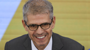 O presidente Luiz Inácio Lula da Silva dá posse a Sidônio Palmeira como ministro da Secretaria de Comunicação Social da Presidência