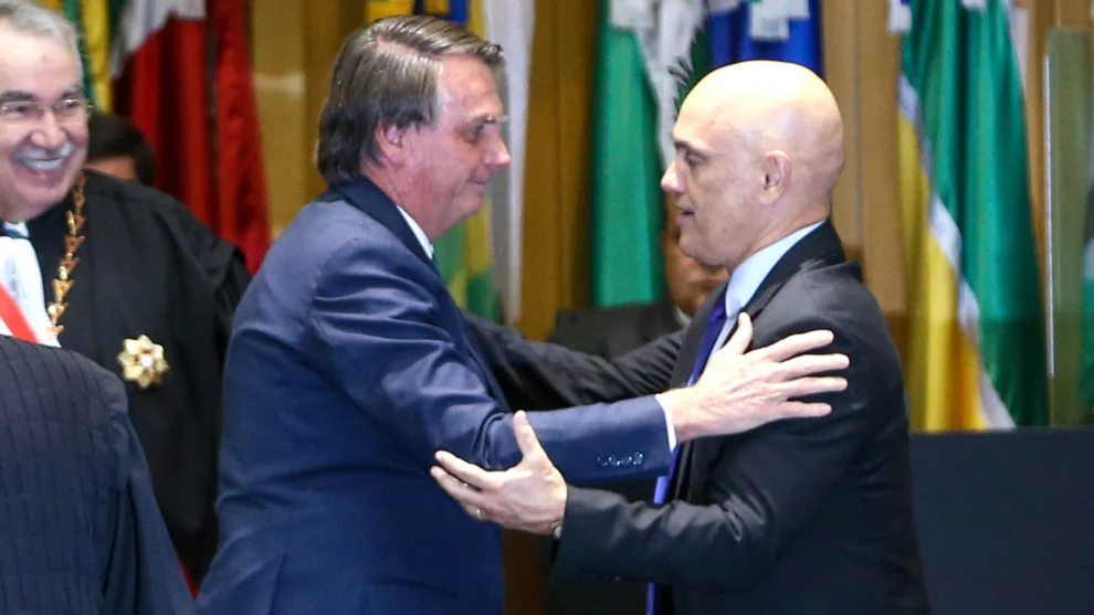O presidente da República, Jair Messias Bolsonaro, cumprimenta o ministro do STF, Alexandre de Moraes