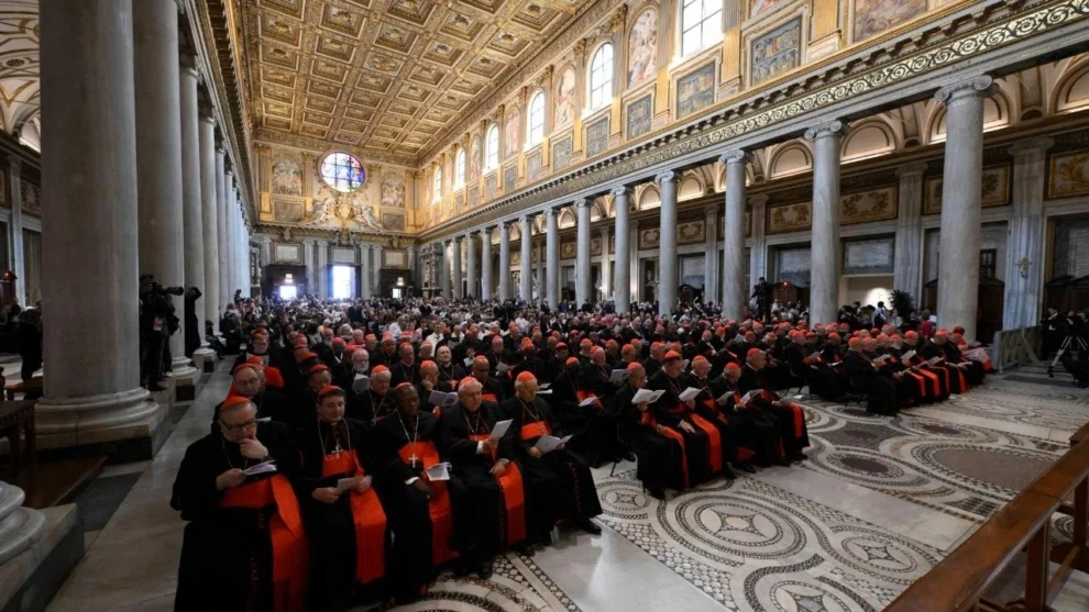Cardeais reunidos na Basílica de Santa Maria Maggiore, onde o papa Francisco foi sepultado