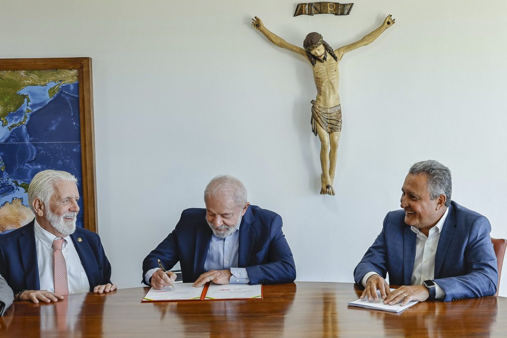Lula assinando o projeto de lei que institui o feriado de 2 de Julho ao lado de Jaques Wagner e Rui Costa