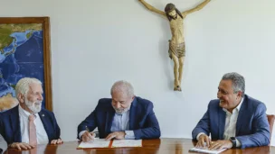 Lula assinando o projeto de lei que institui o feriado de 2 de Julho ao lado de Jaques Wagner e Rui Costa