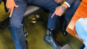 O ex-presidente Jair Bolsonaro com tornozeleira eletrônica