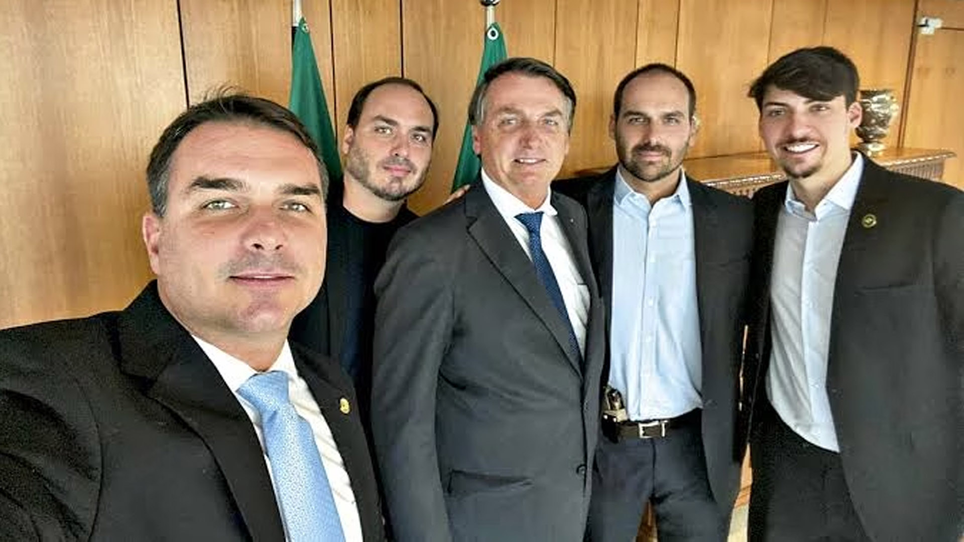 Filhos de Bolsonaro reclamam de risos no STF, miram Mauro Cid e resgatam facada - PlatôBR