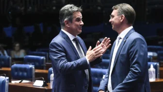 senador Flávio Bolsonaro e o senador Ciro Nogueira