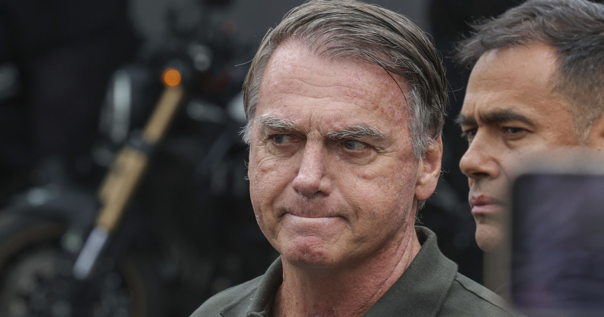 Imagem do ex-presidente Jair Bolsonaro durante ato público com apoiadores antes das medidas de restrição judicial.