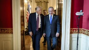 O presidente Donald Trump posa para uma foto com o primeiro-ministro israelense Benjamin Netanyahu