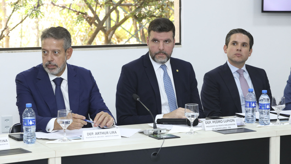 O presidente da Frente Parlamentar da Agropecuária, Dep. Pedro Lupion, dep. Arthur Lira e o presidente da Câmara dos Deputados, Hugo Motta.