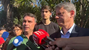 Flávio Bolsonaro, Tarcísio de Freitas