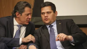 O presidente do Senado Federal Davi Alcolumbre, tendo ao lado o ministro da Fazenda Fernando Haddad