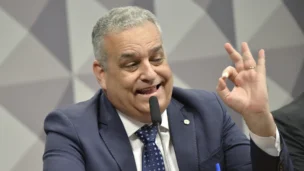 À mesa, relator da CPMI - INSS, deputado Alfredo Gaspar (União-AL).