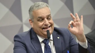 À mesa, relator da CPMI - INSS, deputado Alfredo Gaspar (União-AL).