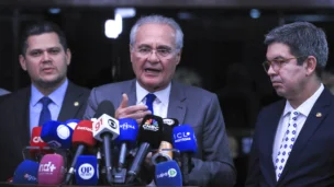 Presidente do Congresso, Davi alcolumbre, e senadores, Renan Calheiros (relator do IR no Senado) e Randolfe Rodrigues
