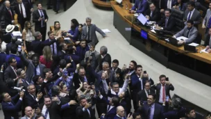 Parlamentares de oposição comemoram