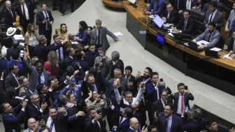 Parlamentares de oposição comemoram