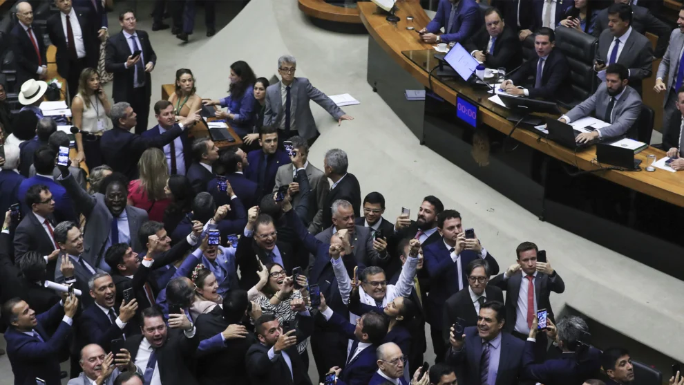 Parlamentares de oposição comemoram