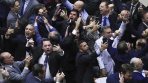 Parlamentares de oposição comemoram