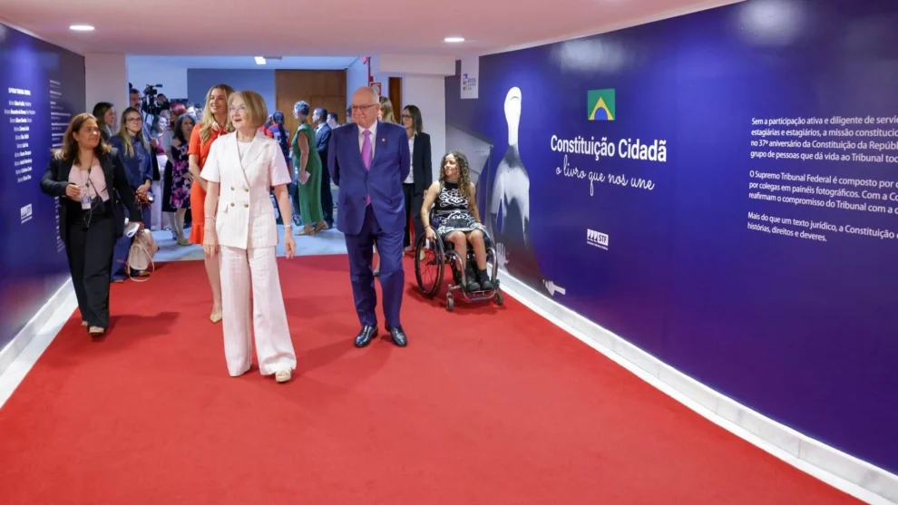 Edson Fachin (STF) inaugura exposição com servidores e a mulher.