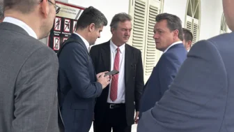 Os irmãos Joesley e Wesley Batista durante a viagem do presidente Lula à Indonésia