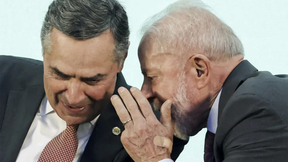 Presidente Luiz Inácio Lula da Silva (d), conversa com presidente do STF, Luís Roberto Barroso