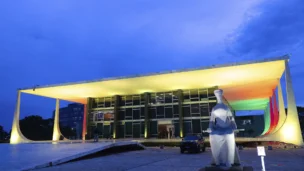 STF Iluminado (Amarelo, Vermelho e Verde) - Em referência ao dia da Consciência Negra