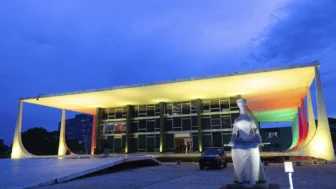 STF Iluminado (Amarelo, Vermelho e Verde) - Em referência ao dia da Consciência Negra