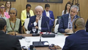 Presidente da República, Luiz Inácio Lula da Silva, tendo ao lado a ministra do Meio Ambiente, Marina Silva, e o presidente ta COP30, André Corrêa do Lago