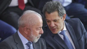 O presidente Luiz Inácio Lula da Silva (e) conversa com ministro da fazenda, Fernando Haddad