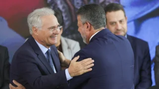 O senador Renan Calheiros cumprimenta o deputado Arthur Lira