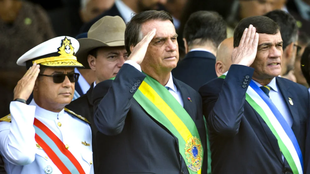 O comandante da Marinha, Almirante Almir Garnier Santos, o presidente Jair Bolsonaro, e o ministro da Defesa, Paulo Sérgio