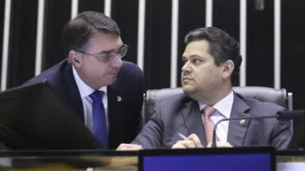Senador, Flávio Bolsonaro (RJ-PL). Presidente do Senado Federal, Davi Alcolumbre