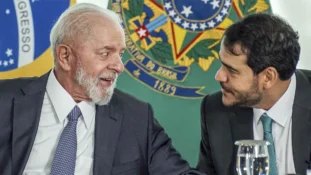 O presidente Luiz Inácio Lula da Silva, conversa com ministro, Jorge Messias