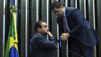 O presidente do Senado Federal, senador Davi Alcolumbre com o senador Weverton Rocha