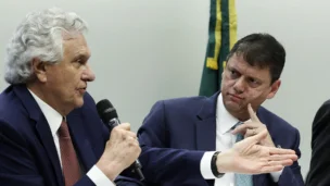 Os governadores de Goiás, Ronaldo Caiado, e de São Paulo, Tarcísio de Freitas.