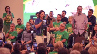 Michelle Bolsonaro e Bolsonaro de Papelão