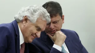 Os governadores de Goiás, Ronaldo Caiado, e de São Paulo, Tarcísio de Freitas.