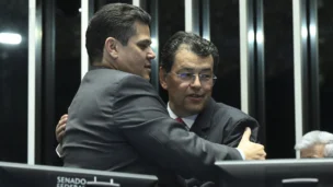 Presidente do Senado Federal, senador Davi Alcolumbre abraça senador Eduardo Braga