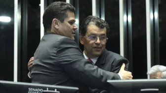 Presidente do Senado Federal, senador Davi Alcolumbre abraça senador Eduardo Braga