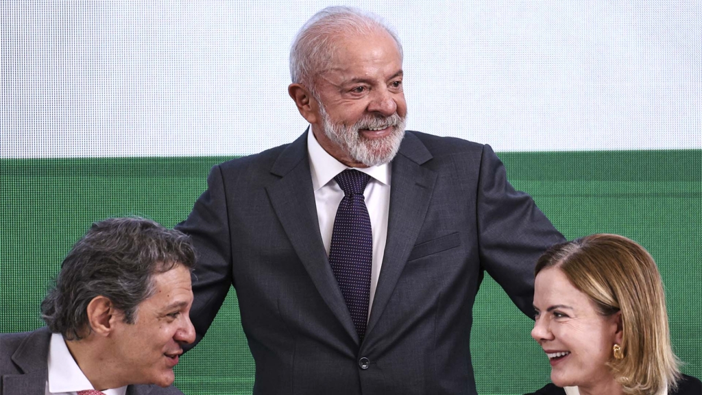 O presidente Luiz Inácio Lula da Silva, o ministro da Fazenda, Fernando Haddad, e a ministra de Relações Institucionais, Gleisi Hoffmann