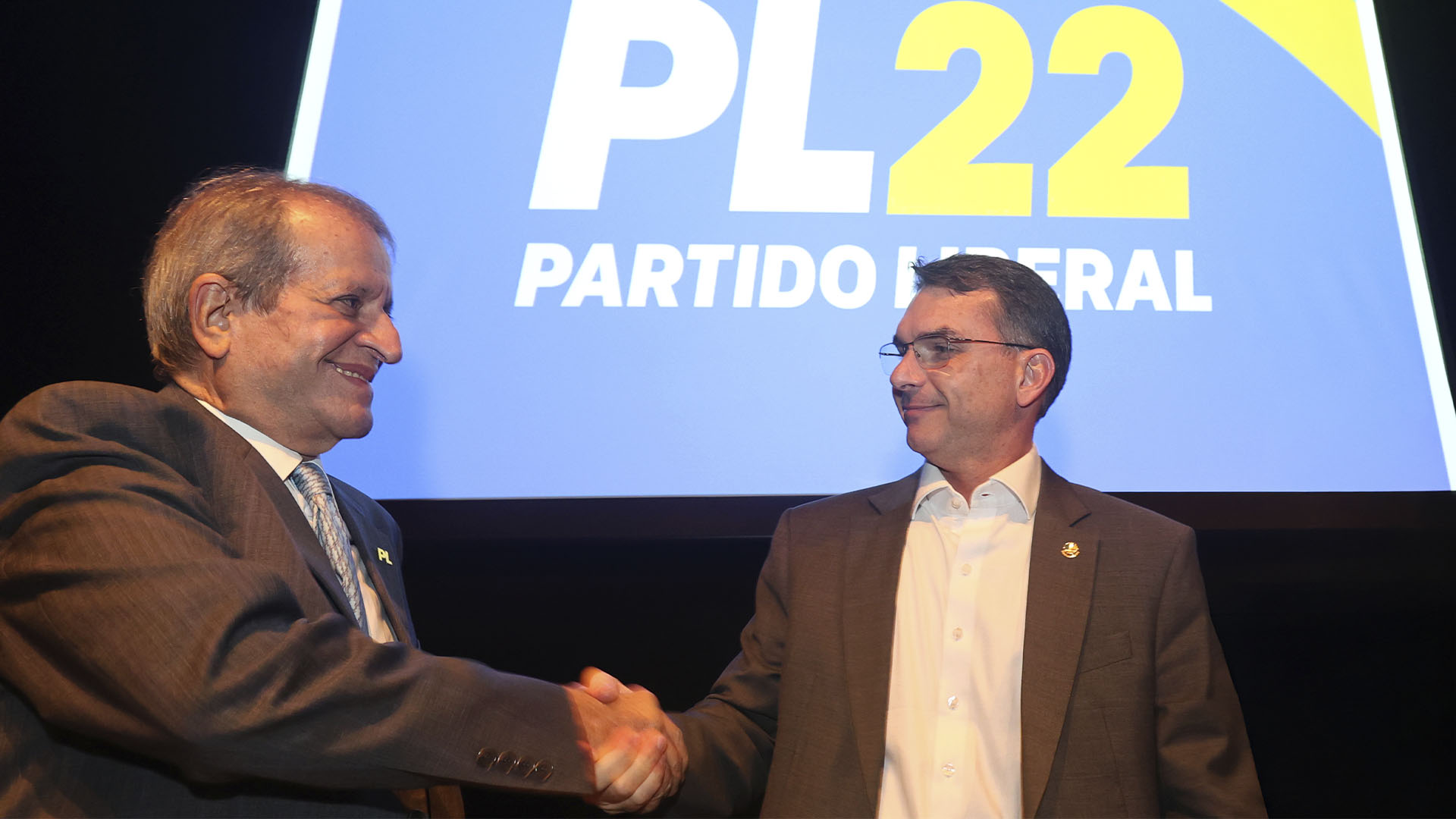 O que Valdemar diz longe dos microfones sobre o clã Bolsonaro