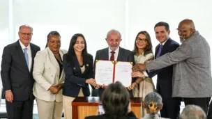 Assinatura de decreto presidencial que reconheceu a música gospel como manifestação cultural