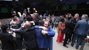 Oposição comemorando