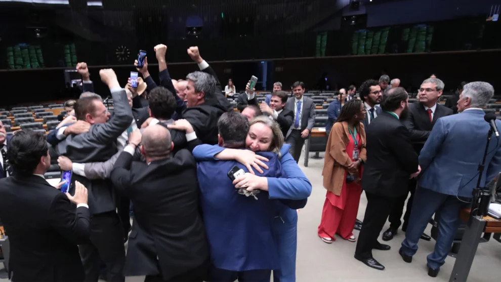 Oposição comemorando