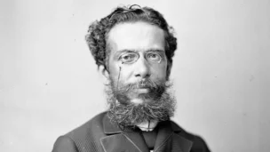 Uma coleção de livros com os contos iniciais de Machado de Assis